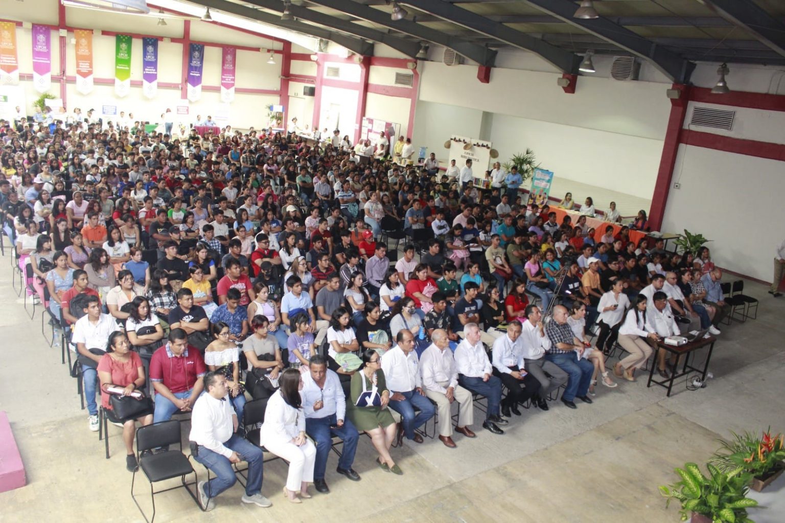 Da la bienvenida Ariel Cetina a estudiantes a los cursos de inducción