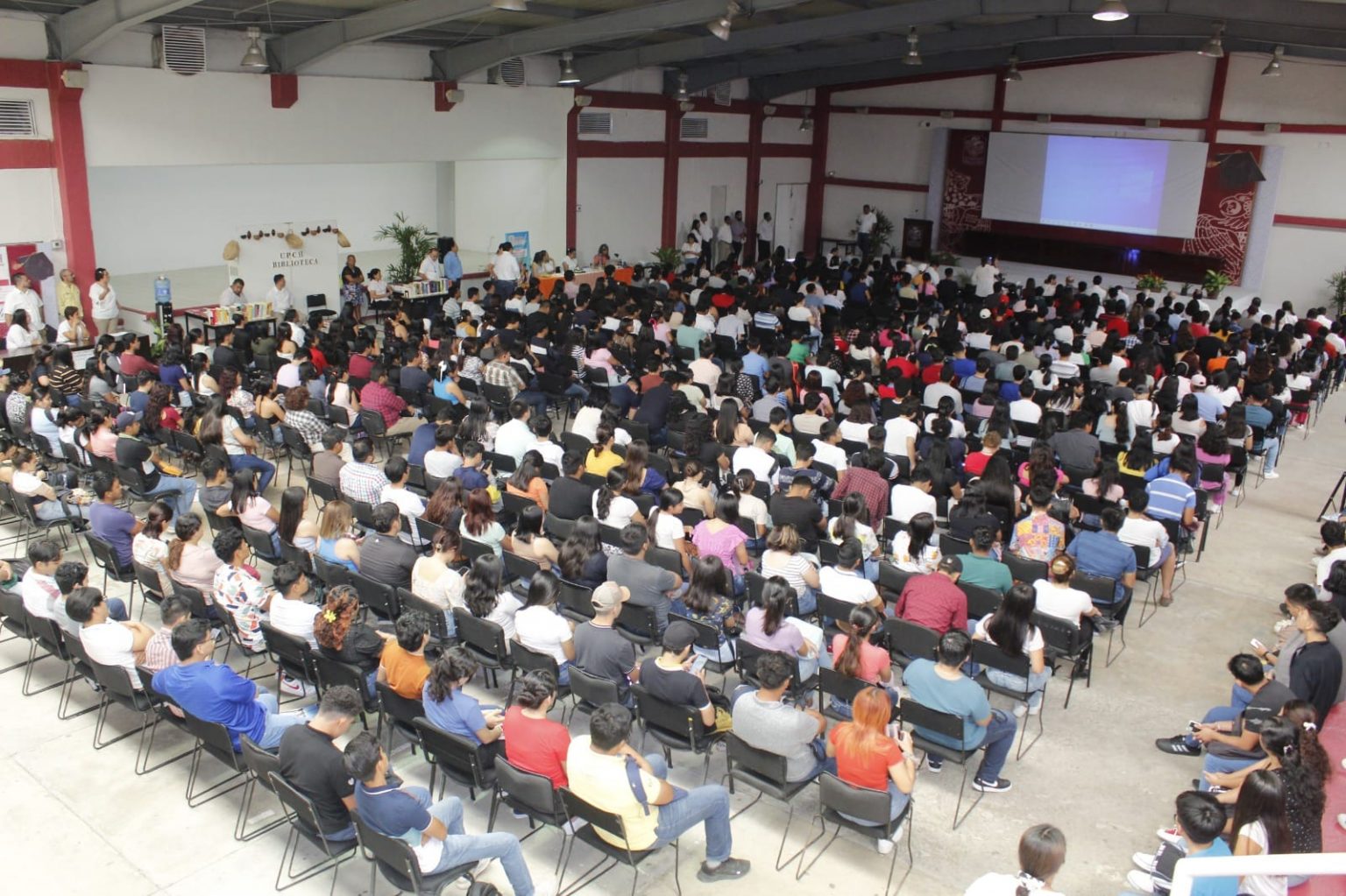 Da la bienvenida Ariel Cetina a estudiantes a los cursos de inducción ...